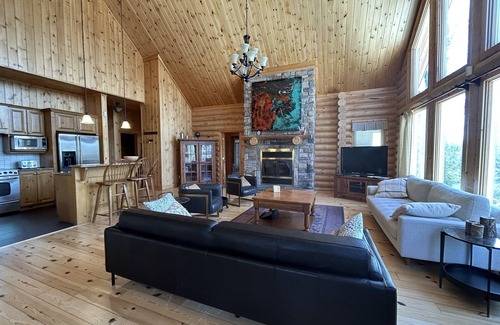 Fiddler Lake Resort Ski Chalet | Fiddler Lake, spacious log cabin with pool, spa, sauna, pool table, poker table
