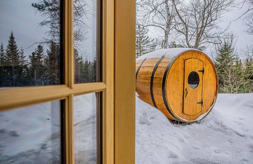 Fiddler Lake Resort Ski Chalet | Fiddler Lake, spacious log cabin with pool, spa, sauna, pool table, poker table