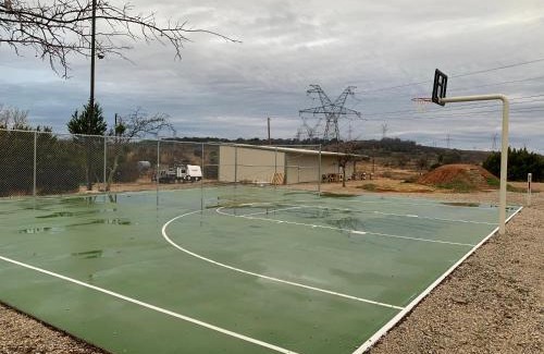 Jacksboro House | Field House on Lake Godstone