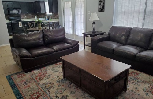 San Antonio House | Fiesta Texas, Sea World Minutes Away Quiet area