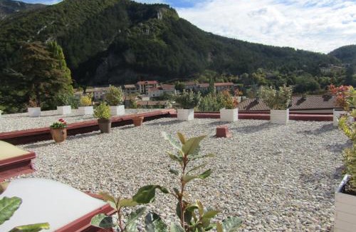 Serres Hotel | Fifi Moulin