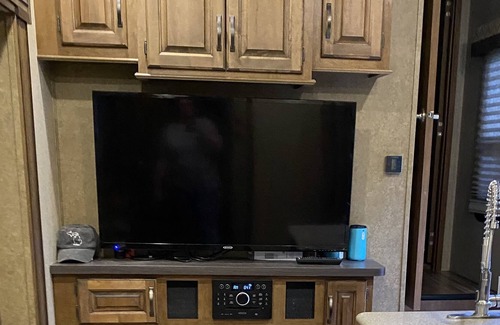 Trout Lake House | Fifth wheel bunkhouse - TROUT LAKE MICHIGAN - full hook up - sleeps up to 9