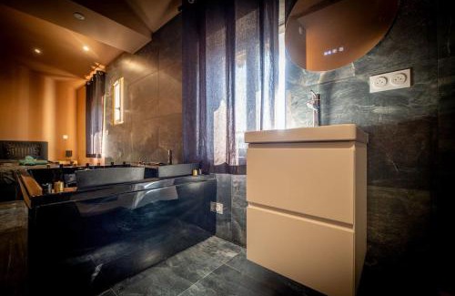 Vaise Apartment | Fifty Shades Suite