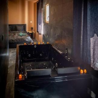 Vaise Apartment | Fifty Shades Suite