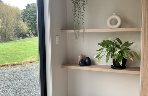 Matakana Apartment | FIG HOUSE - Studio. Tennis Court