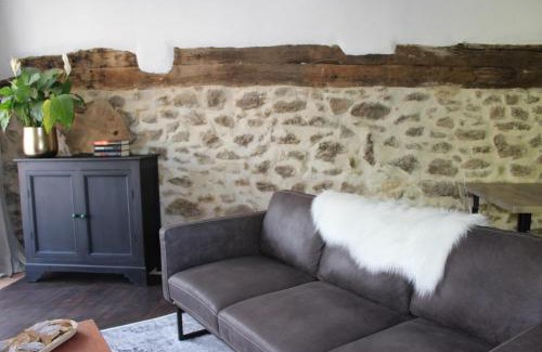 Busserolles Apartment | Fig Tree Cottage 1 x Super King or 2 x Single Beds