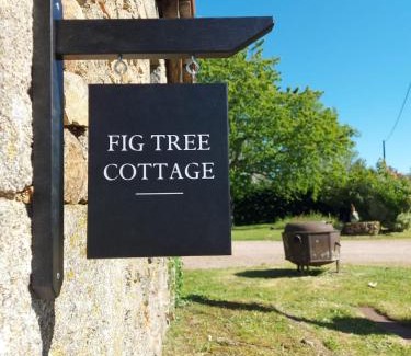 Busserolles Apartment | Fig Tree Cottage 1 x Super King or 2 x Single Beds