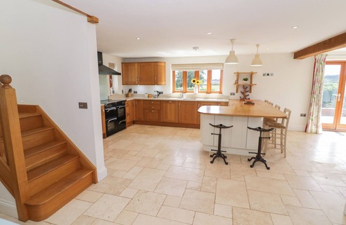 Hay-on-Wye Cottage | FILLY BROOK, pet friendly, with hot tub in Bishop's Frome