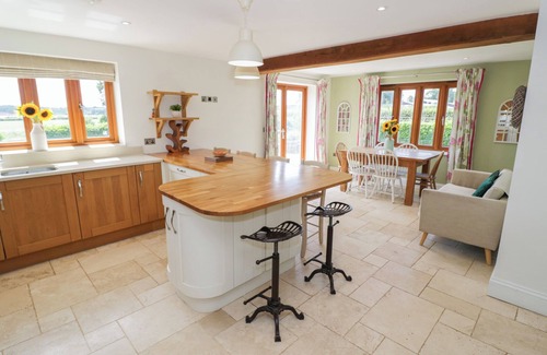 Hay-on-Wye Cottage | FILLY BROOK, pet friendly, with hot tub in Bishop's Frome