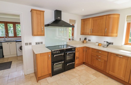 Hay-on-Wye Cottage | FILLY BROOK, pet friendly, with hot tub in Bishop's Frome