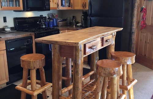 Red Lodge House | Fin+Pin Lodge, historic downtown, wifi, cable tv, deck, patio, fireplace, view