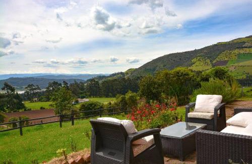 Sesquile House | Finca El Uvito, Casa con hermosa vista al lago