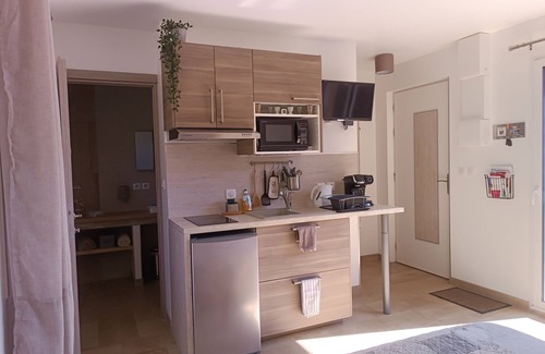 Saint-Martin-de-Londres Apartment | Finches Nest - Self-contained apartment for two with swimming pool and jacuzzi!