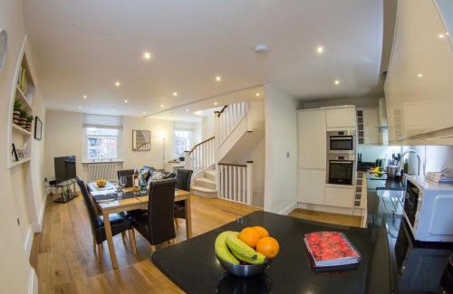Finchley Church End Apartment | Finchley Central Spacious 3 bed triplex loft style apartment