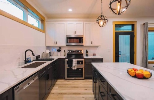 Old North Columbus House | Findley BNB Game Room, Movie Theater, Sleeps 12