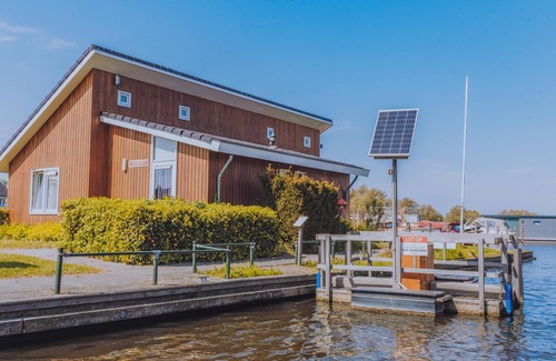 Municipality of Uitgeest House | Fine custom house with beautiful lake view