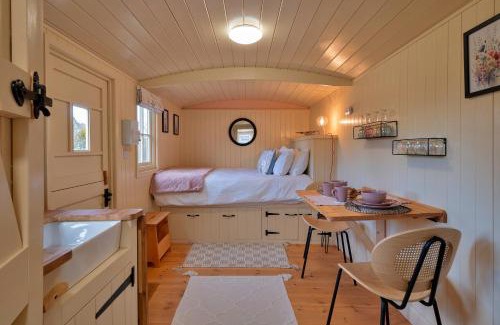 Brackley Ski Chalet | Finest Retreats - The Flower Hut