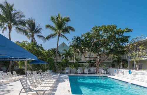 Truman Annex Cottage | Finn Key by Avantstay w/ Covered Patio & Shared Pool! Week Long Stays Only
