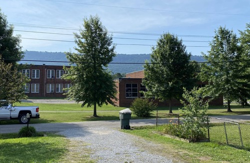 Lookout Valley Neighborhood Association House | Fire Pit -Base of Lookout Mtn -10 minutes to Chattanooga -5 minutes The Venue -High speed internet
