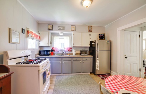 Adrian Cottage | Fire Pit, BBQ & Yard: Family Home in Adrian