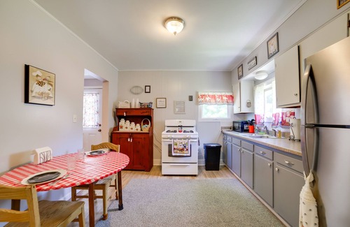 Adrian House | Fire Pit, BBQ & Yard: Family Home in Adrian