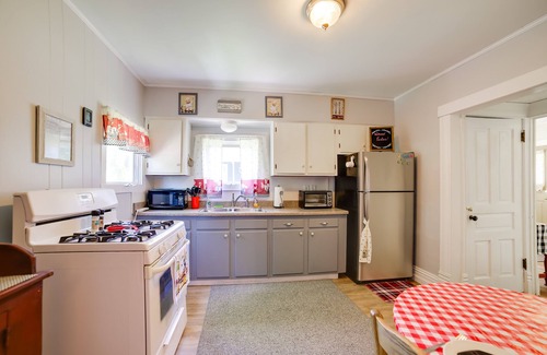 Adrian House | Fire Pit, BBQ & Yard: Family Home in Adrian
