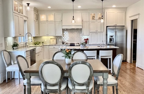 Grimes House | Fire pit, Outdoor Eating & Grill, Coffee Bar, King Bed, Home Gym, Sauna