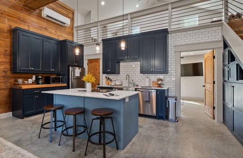 Denison House | Fire pit/Outdoor Games/2 Blocks from Main Street