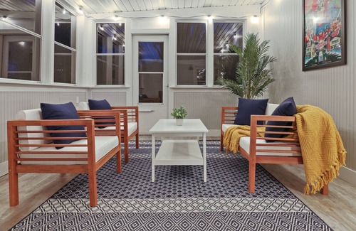 Monona House | FIRE PIT🔥 PORCH💡GAMES 😎 GREAT LOCATION 🏡 SAFE❗️