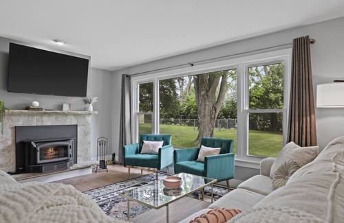 Monona House | FIRE PIT🔥 PORCH💡GAMES 😎 GREAT LOCATION 🏡 SAFE❗️