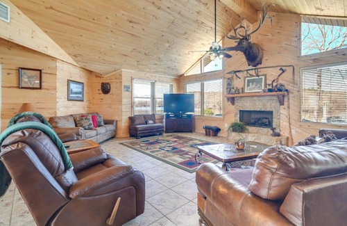 Negreet House | Fire Pit, Views Lakefront Toledo Bend Retreat!