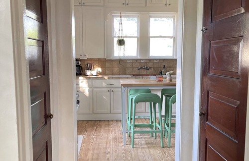 La Grange House | Fire Pit + Walk to Downtown Square + Sleeps 5