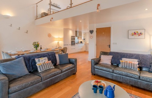 Cirencester Cottage | Firecrest, Cotswold Water Park - sleeps 10 guests in 4 bedrooms
