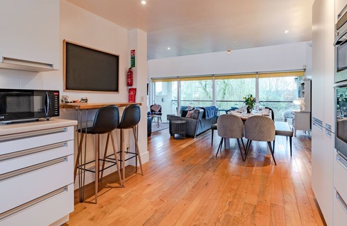 Cirencester Cottage | Firecrest, Cotswold Water Park - sleeps 10 guests in 4 bedrooms