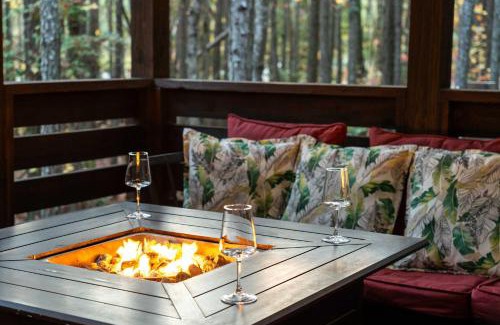 Mentone House | Firefly at Mentone with Hot Tub & Internet