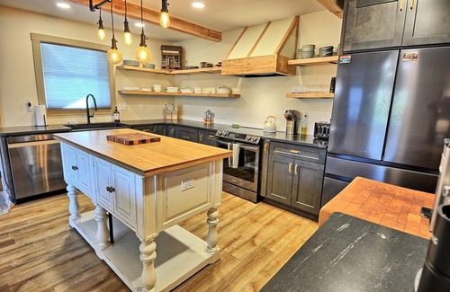 Fleetwood Ski Chalet | Firefly Farmhouse-Open for Bookings! Sleeps 10, Hot Tub/Game Room/FP/WIFI
