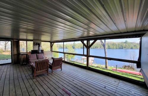 McKellar House | Firefly Hut - Cheerful 6-bedroom cottage with serene beauty