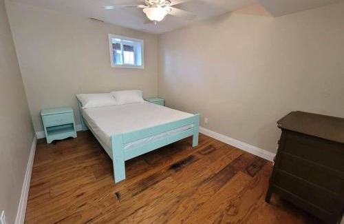 McKellar House | Firefly Hut - Cheerful 6-bedroom cottage with serene beauty