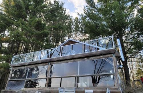 McKellar House | Firefly Hut - Cheerful 6-bedroom cottage with serene beauty