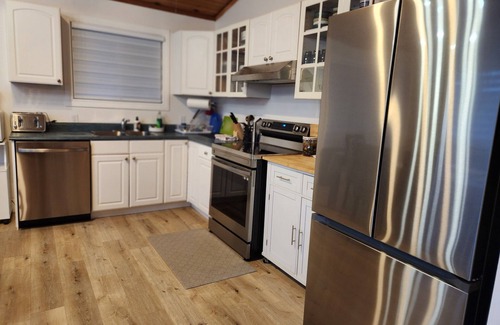 McKellar Cottage | Firefly Hut - Cheerful 6-bedroom cottage with serene beauty