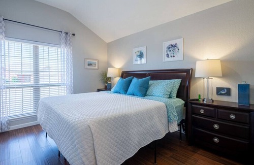 Edmond House | Firelane - Classy, Comfortable, Pet friendly