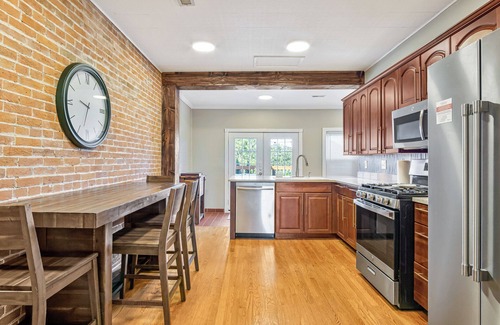 Waterloo Apartment | Firepit, Rooftop deck, Games & Bridal Suite and right next to The Coffee Girl
