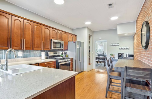 Waterloo Apartment | Firepit, Rooftop deck, Games & Bridal Suite and right next to The Coffee Girl