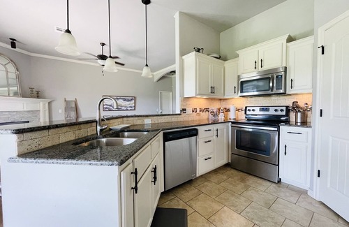Edmond House | ♥Fireplace, backyard, washer dryer, walking trails