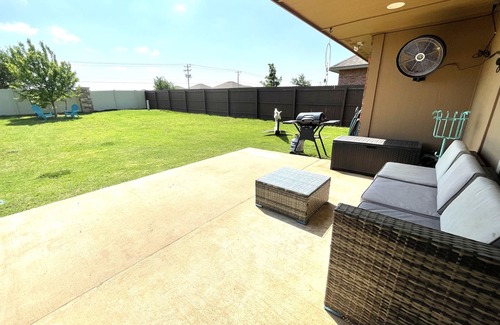 Edmond House | ♥Fireplace, backyard, washer dryer, walking trails