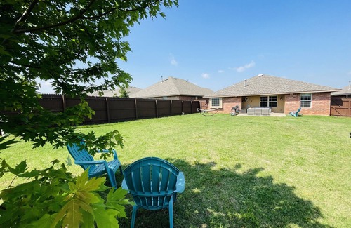 Edmond House | ♥Fireplace, backyard, washer dryer, walking trails