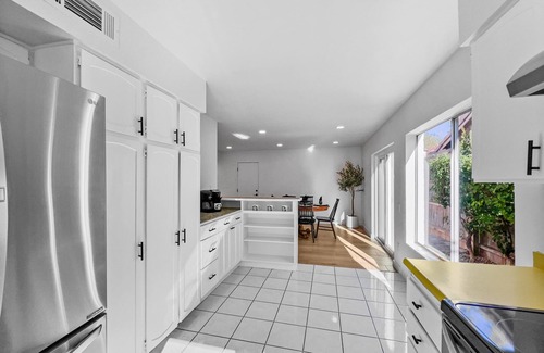 The Lakes House | Fireplace- Elegance- Comfort- Location!