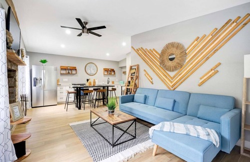 Conway House | Fireplace + Lake View + 10min to dwtn + near parks