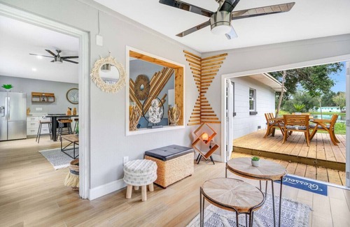 Conway House | Fireplace + Lake View + 10min to dwtn + near parks