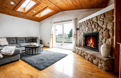 Elkhorn House | Fireside Charm on Strawberry Hill – A Tranquil Escape! Hot Tub, Pet Friendly